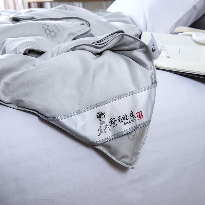 Canhua Niangniang Stone Rhyme Ink Shadow Mulberry Silk Duvet