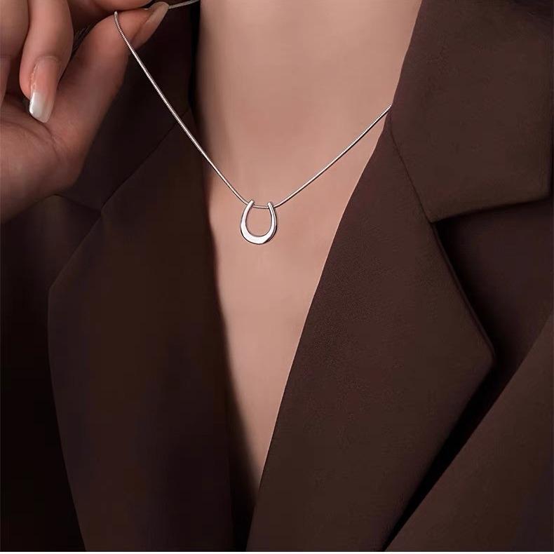 Horseshoe U-Shaped Titanium Necklace: Simple, Colorfast Jewelry with High-End Feel for Women.