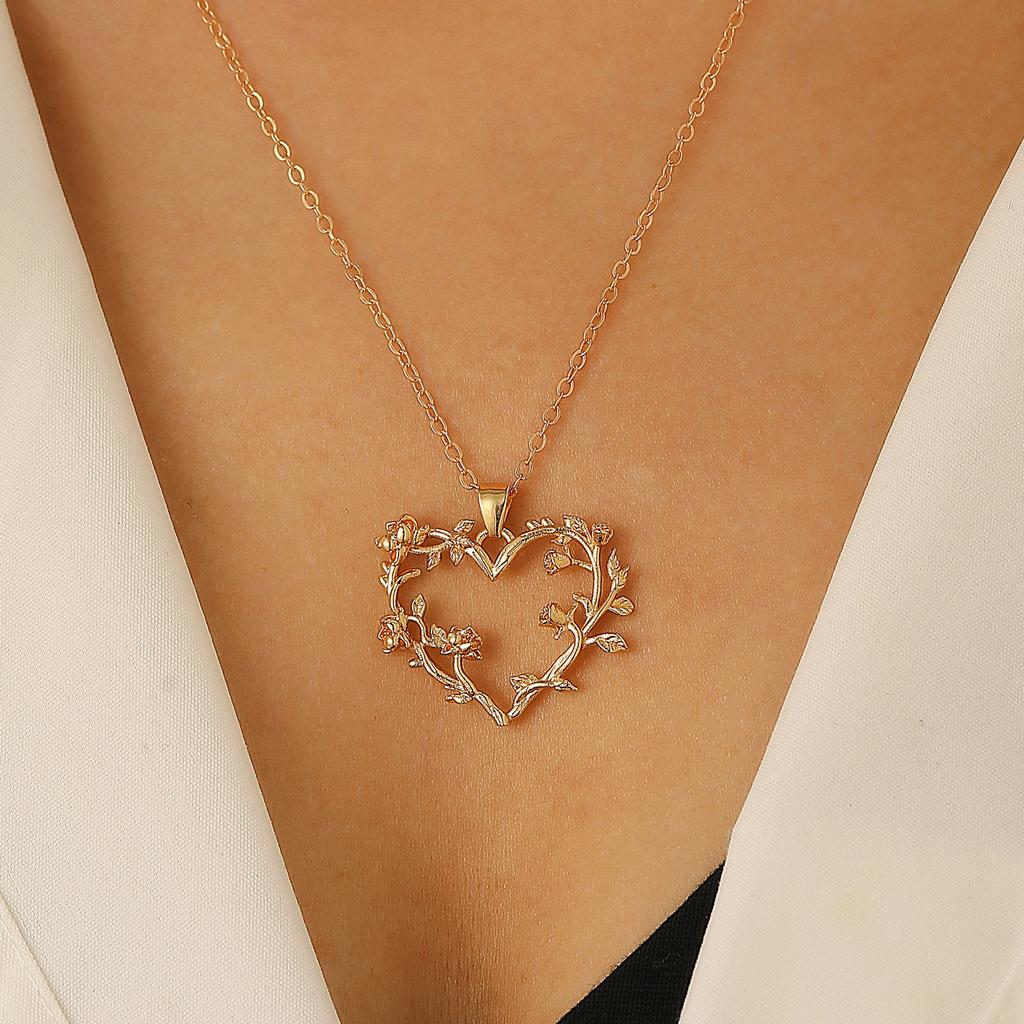 1Pc Golden‑Tone Hollow Heart Rose Flower Pendant Necklace Vintage Floral Delicate Adjustable Chain Fashion Jewelry for Women