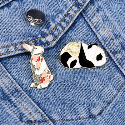 Original Cartoon Legierung Brosche Geometrisches Tier Niedlicher Hase Panda Schultaschen Dekoration Kleidung Accessoires Abzeichen