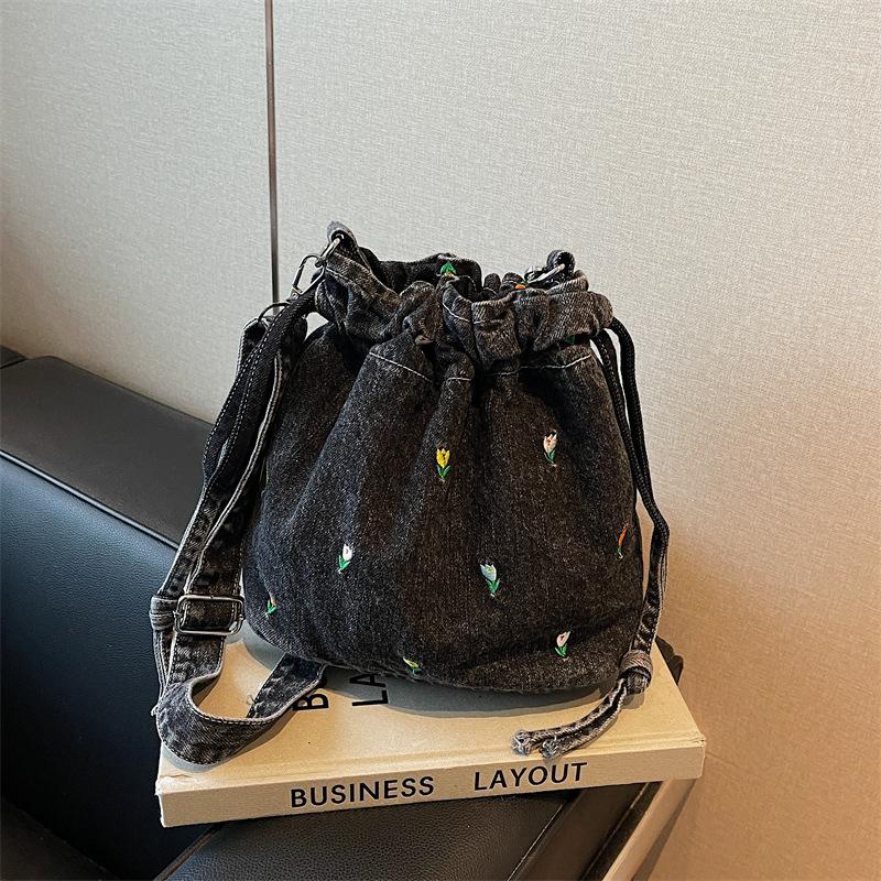 

Autumn niche canvas bag embroidered handbag denim bag niche design fashionable large capacity shoulder bag commuter bag чёрный
