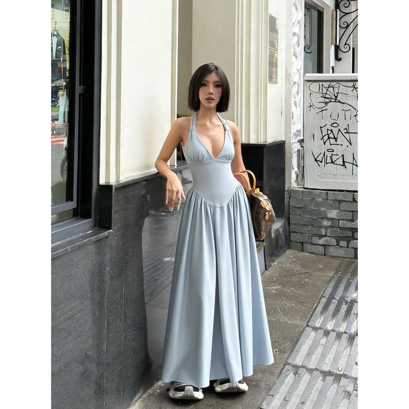 Frühling und Sommer Neues rückenfreies Kragen schmalmachendes Neckholder langes Kleid Meeresurlaub Sexy Kleid Frau
