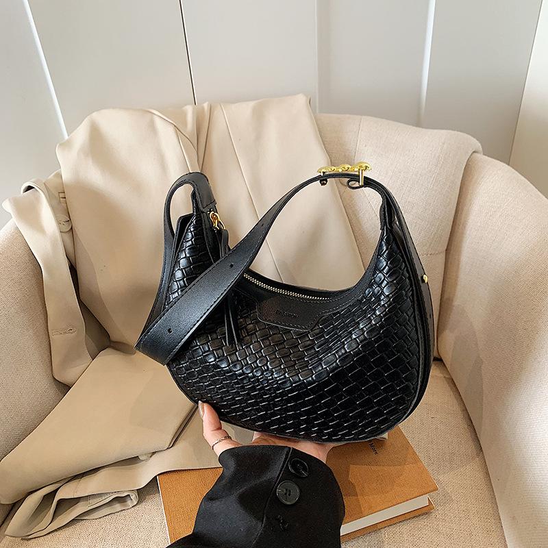 Large capacity bag women's spring and summer versatile 2025 new fashion niche design single shoulder messenger bag commuter dumpling bag