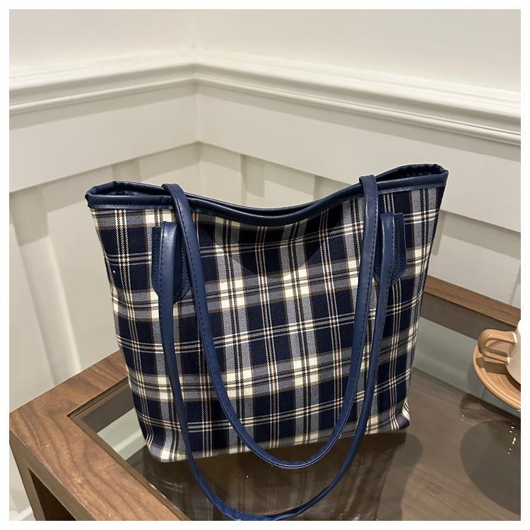 Fashion Foreign Style Large Capacity 2025 Autumn New Pendant Trend Plaid Commuter Underarm Shoulder Tote Bag Women's Bag