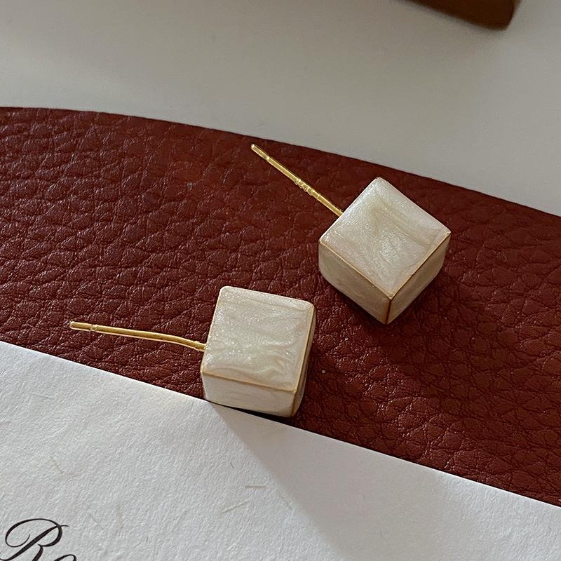 

Простые серьги в форме кубика сахара, серебряные игольчатые серьги высокого класса, дизайнерские серьги Sense Small Square Earrings Summer Niche Yiwu