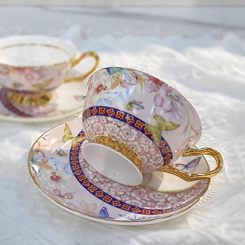 

Британия Классический фарфоровый стакан и блюдце Кружки для воды Позолоченная кофейная кружка Обеденный стол Послеполуденный чай Чайная чашка Чашка для фруктового сока 220ml розовый