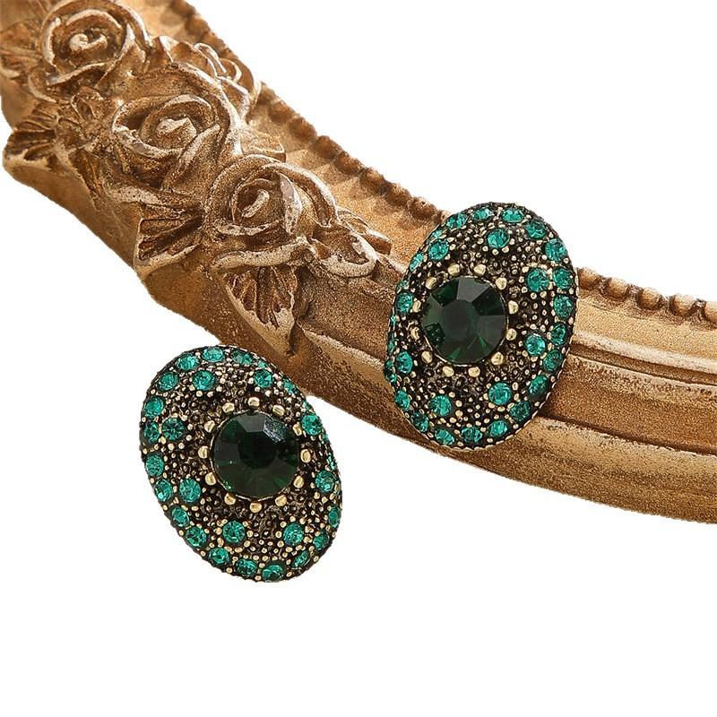 Vintage Emerald-set Diamond Oval Geometric-shaped Ear Stud - A Unique, Minimalist, Luxurious and Exquisite Fashion Accessory for Ears.
