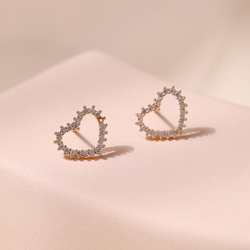 Simple Ins Style Sweet Heart Shaped 18k Gold Plated Copper Stud Earrings For Women
