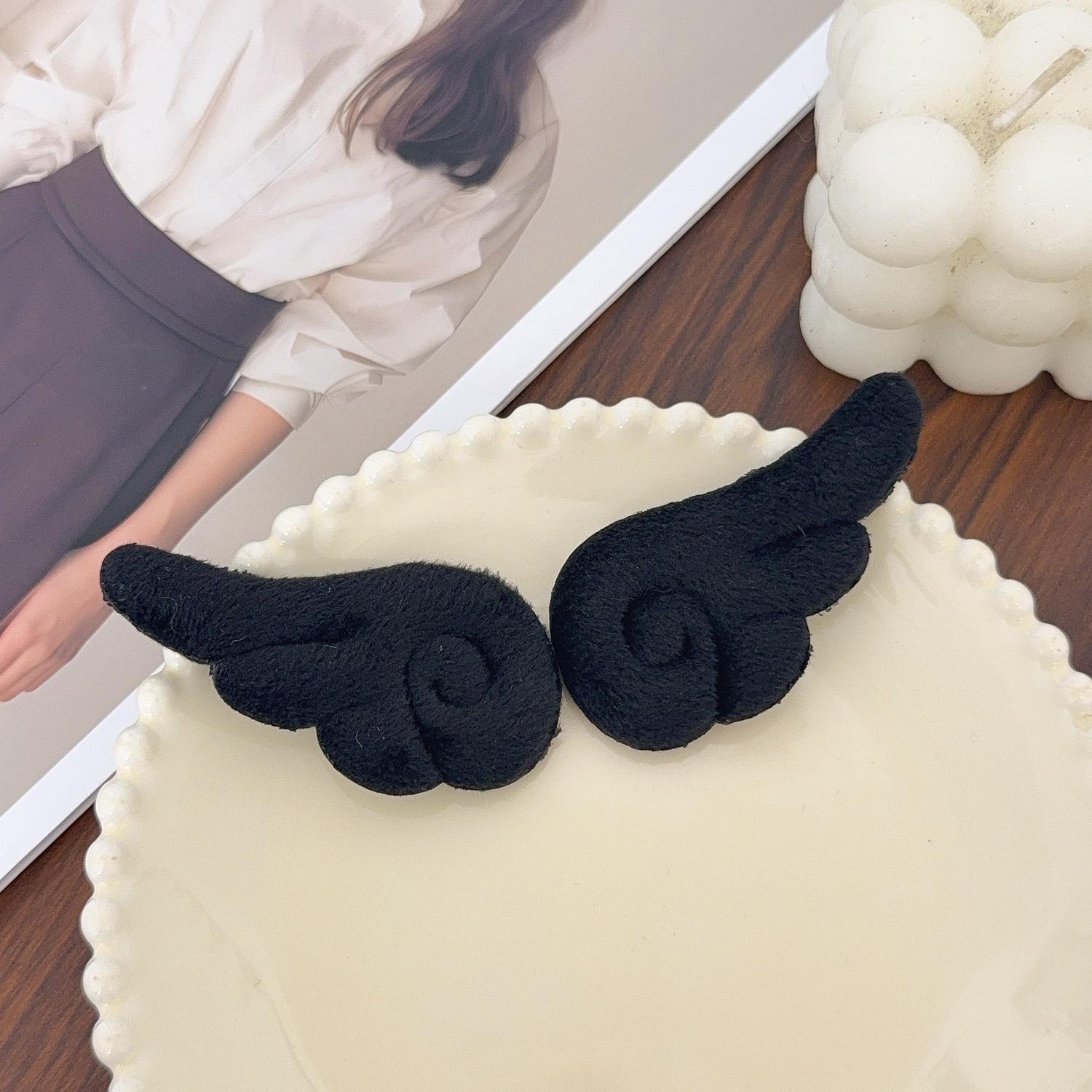 

Y2K Gothic Lolita Plush Angel Wing Fluffy Brooch Sweet Girls Simple Ornament Fashion Brooches Cloth Bag Decoration Accessories