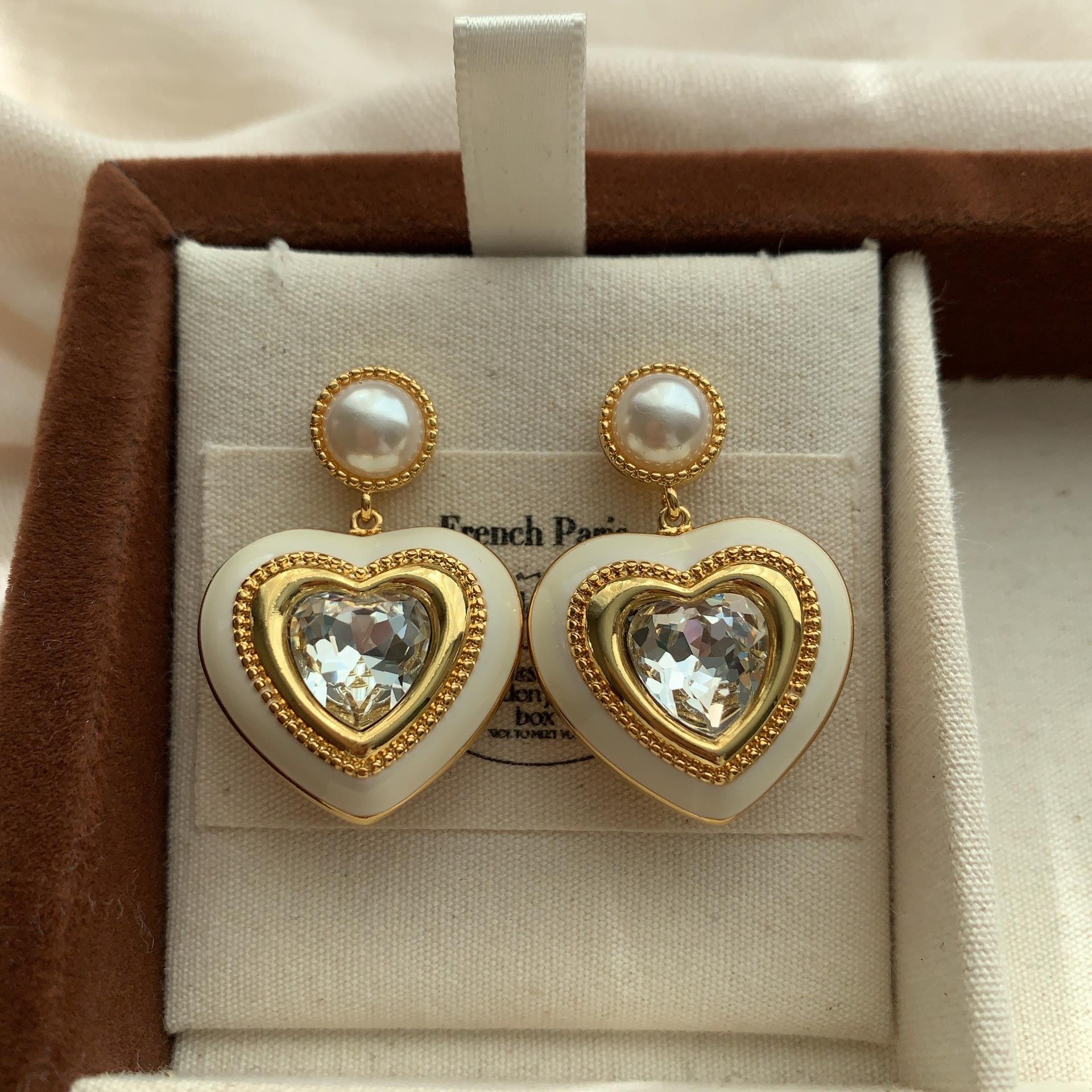 

Minimalist Romantic Sweet Heart Stud Earrings Enamel Soft And Delicate Versatile Stud Earrings Light Luxury High-End Elegant Earrings