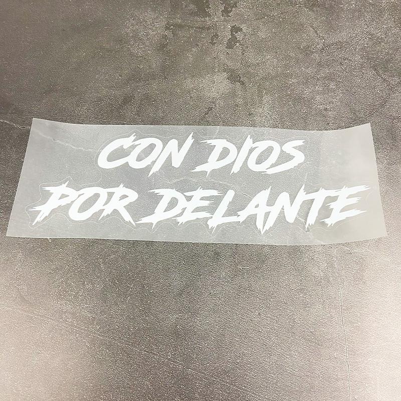 

1PC CON DIOS POR DELANTE Car Stickers Waterproof for Motorcycle Helmet Cases Car Triangle Windows Body Bumper Trunk Vinyl Decals 18x6.5cm