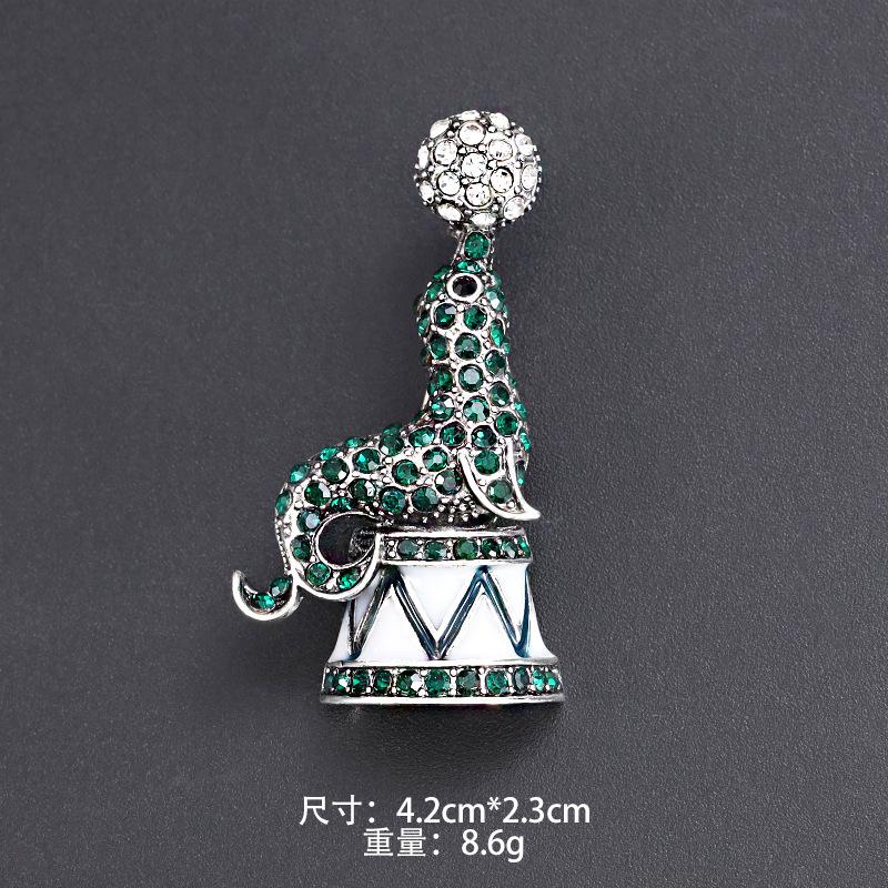 Original Design Three-dimensional Alloy Sea Lion Brooch Clothing Accessories High-end Corsage Women's Coat Corsage Versatile Decoration