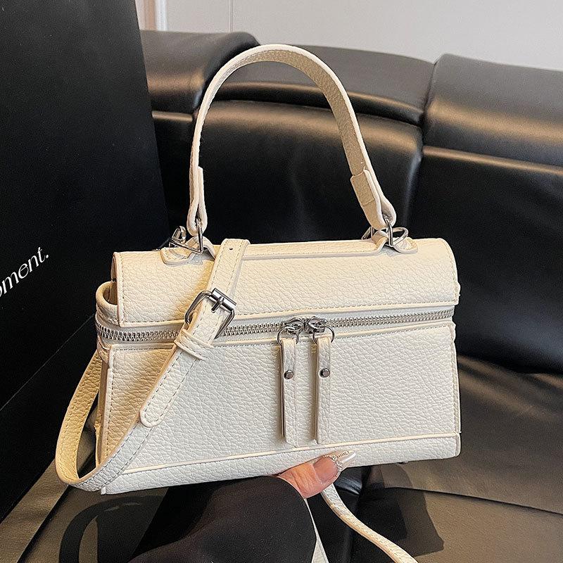 2025 spring and summer new fashion temperament simple style portable small square bag Korean version women's commuting advanced sense messenger bag