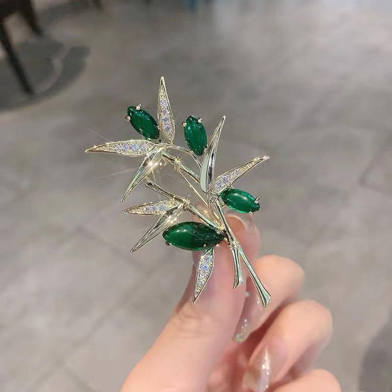 2025 Elegant Deer Brooch with Cat's Eye Rhinestone for Suit or Clothing Accessory