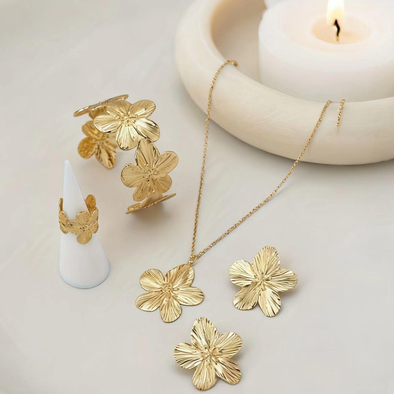 

5-Piece Gold Floral Jewelry Set: Necklace, Bracelet, Ring, Stud Earrings – European & American Style золотий