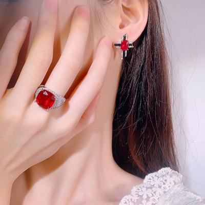 Moda Nuovo Rettangolare Diamante Orecchini a Perno Quadrato Pieno Diamante Anello di Lusso Leggero Imitazione Corindone Rosso Set da Donna Due Pezzi