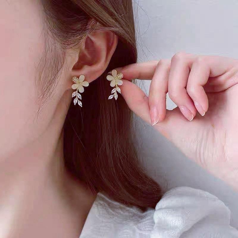 Japan and Korea fashion new opal earrings creative flower simple temperament earrings versatile exquisite trendy earrings