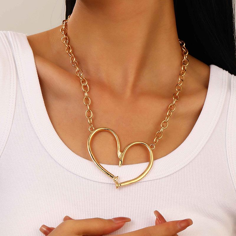 2024 Neu in Persönlichkeit Halskette Übertrieben Unregelmäßig Großer Herzanhänger Halsketten Damen Sexy Sommer Kurzer Choker Y2k Zirkon