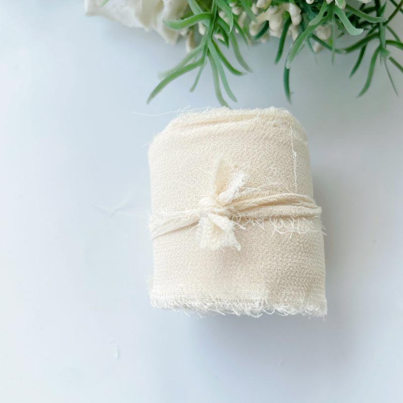 Handgerissenes Chiffonband: Dekorative Girlanden, Haarbänder mit Blumenbindungen und Kuchendekor.