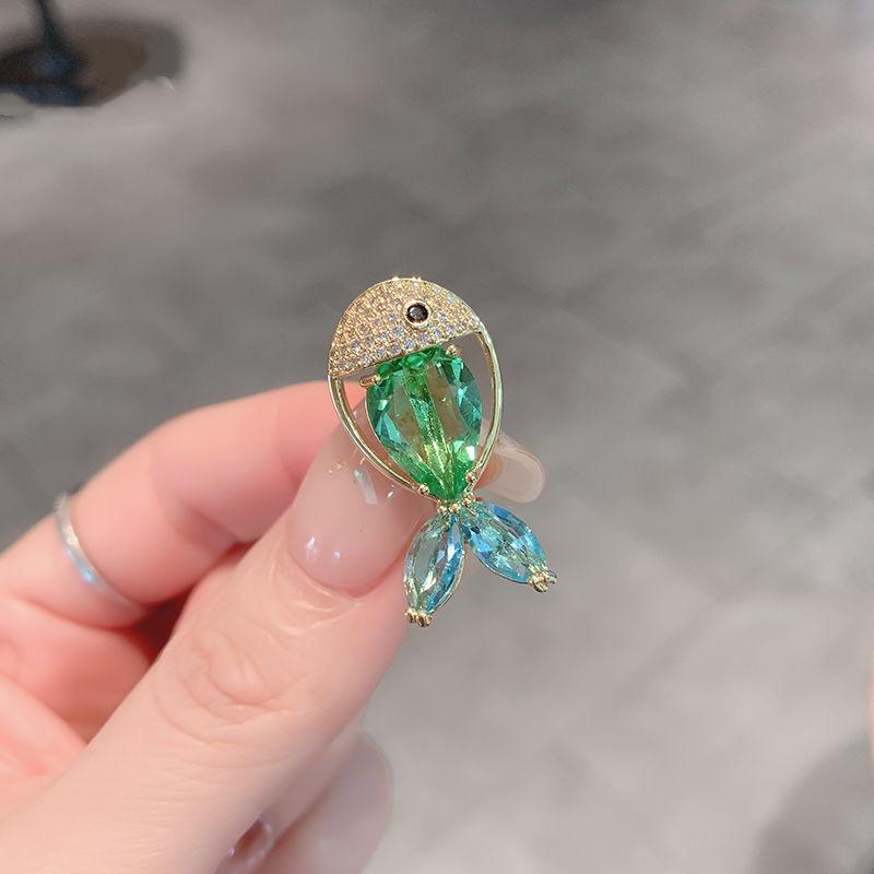 Sunward Growth Sunflower Brooch: Elegant Women's Corsage Pin for College Entrance Suits