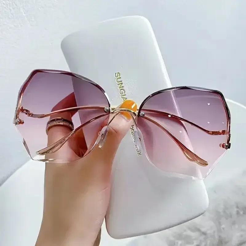 Fashion Sunglasses Women Metal Female UV400 Vintage Ladies Stylish Design Oversized Square Sunglasses For Women