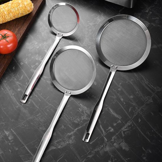 Stainless Steel Fine Mesh Skimmer with Long Handle Heavy-Duty Strainer Spoon for Frying Tea Juice Rust-Proof Essential Kitchen Tool for Filtering