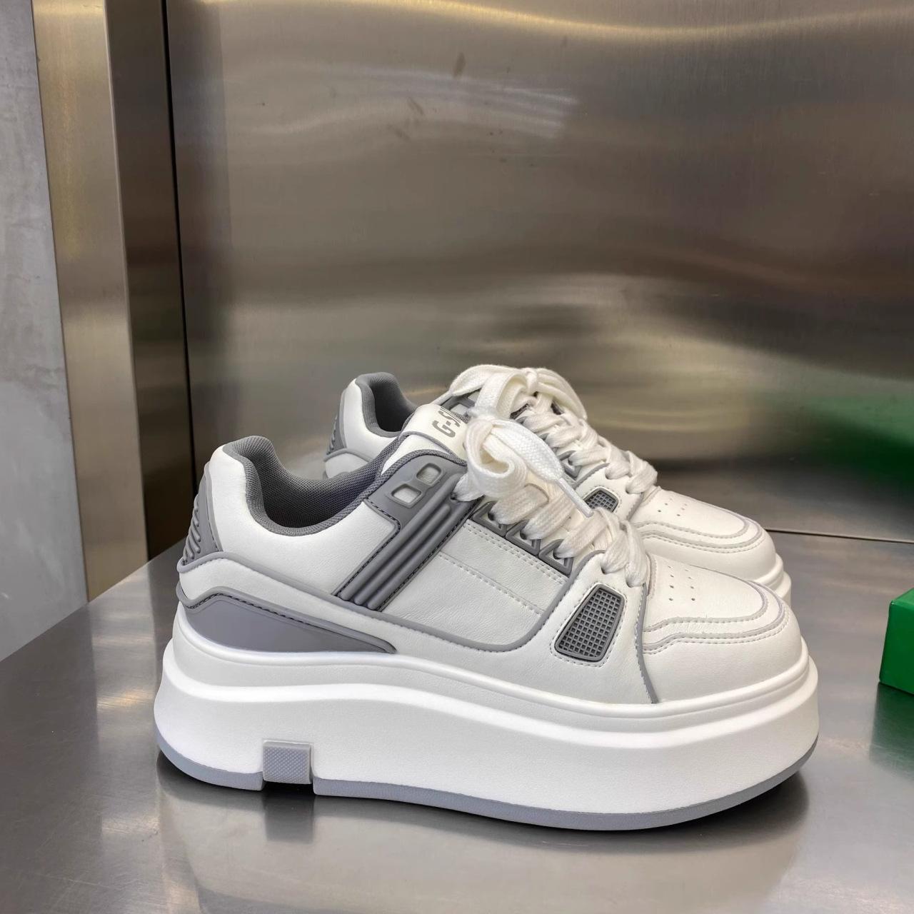 

2025 новые летние универсальные белые туфли на платформе в гонконгском стиле, женские повседневные кеды, популярные спортивные туфли-хлебушки 40