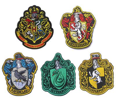 PHOENIX IKKI Harry Potter Erb Bradavic Bradavická škola čar a kouzel Látková Vyšívaná Nášivka Odznak Erb Aplikace 5 kusů