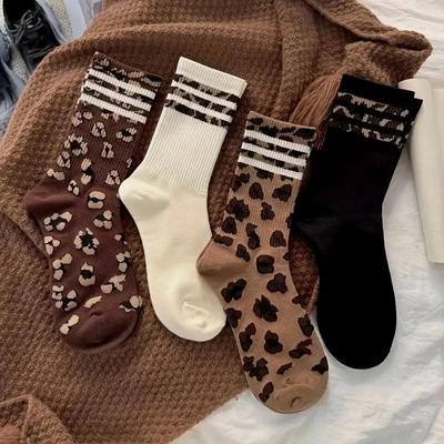 Damesokker til midt på leggen, Trendy sokker for vår og høst, Lange leggsokker med flekket leopardtrykk, Allsidige og sklisikre damesokker til over leggen