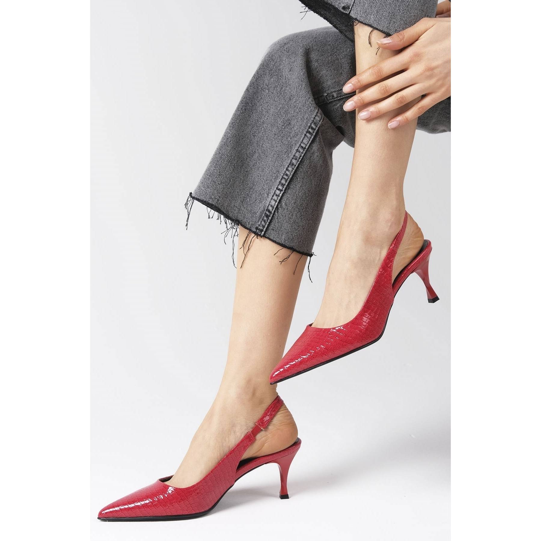 

Женские стильные туфли на каблуке с открытой спиной и узором красной змеи 36 чёрный