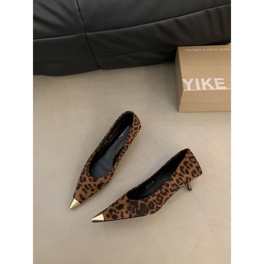 Γαλλικό ταμπεραμέντο kitten heel μυτερά λεοπάρ ψηλοτάκουνα γυναικεία παπούτσια 2025 νέο καλοκαίρι μικρό αρωματικό στυλ με φούστα παπούτσια