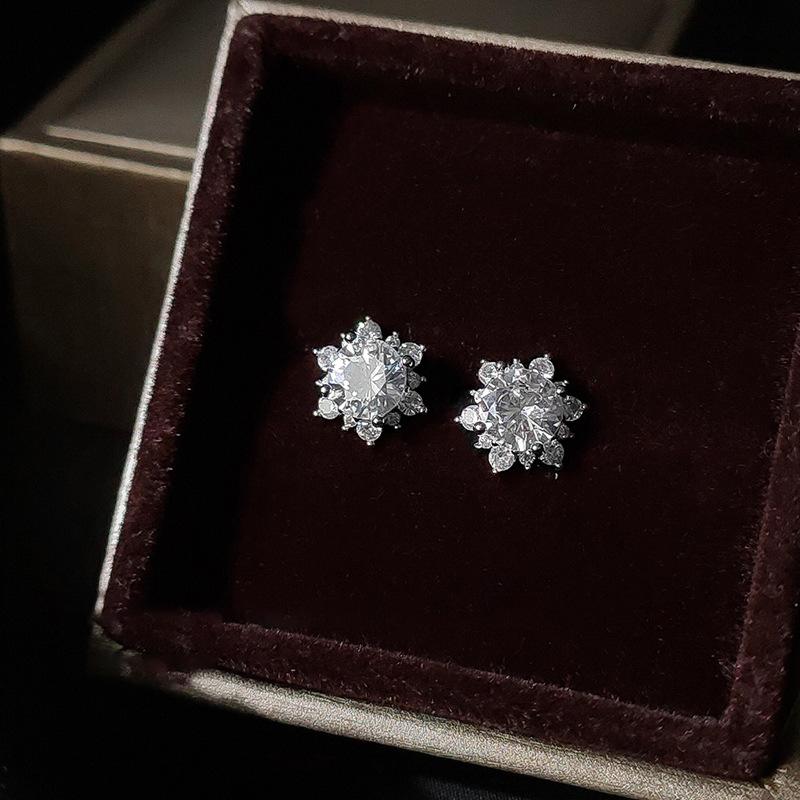Simple Luxury Snowflake Zircon Stud Earrings Fashionable Chic Dazzle Jewelry