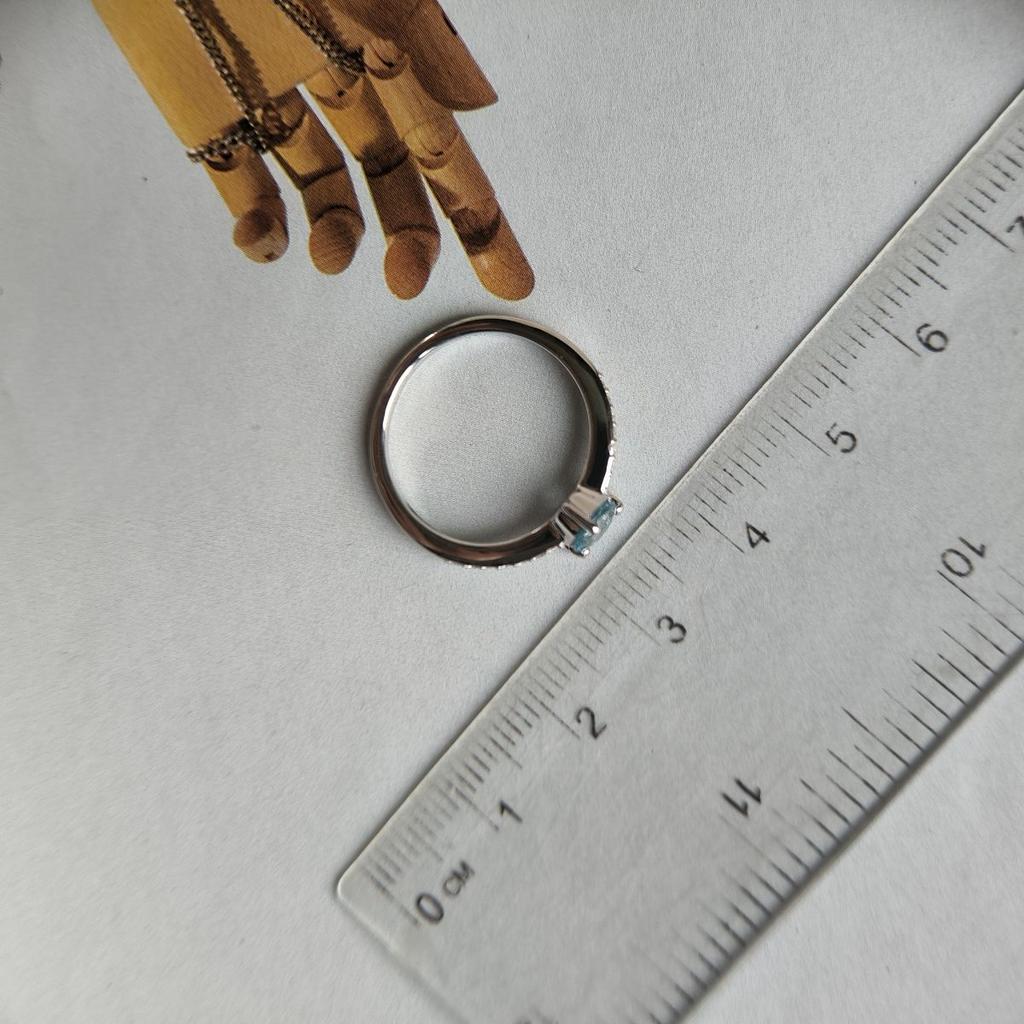 Серебряное кольцо с натуральным топазом 0.749ct, фианитами, вес изделия 1,85 гр (2194545)