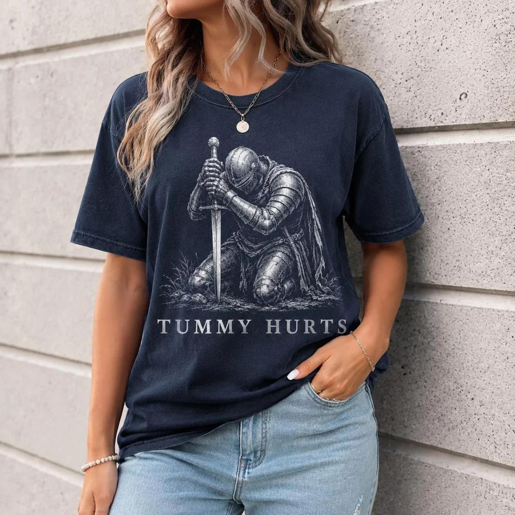 Boli Mnie Brzuch Rycerz Graficzny T-shirt Ironiczny Koszulka Meme Vintage Średniowieczny Szkic Top Sar