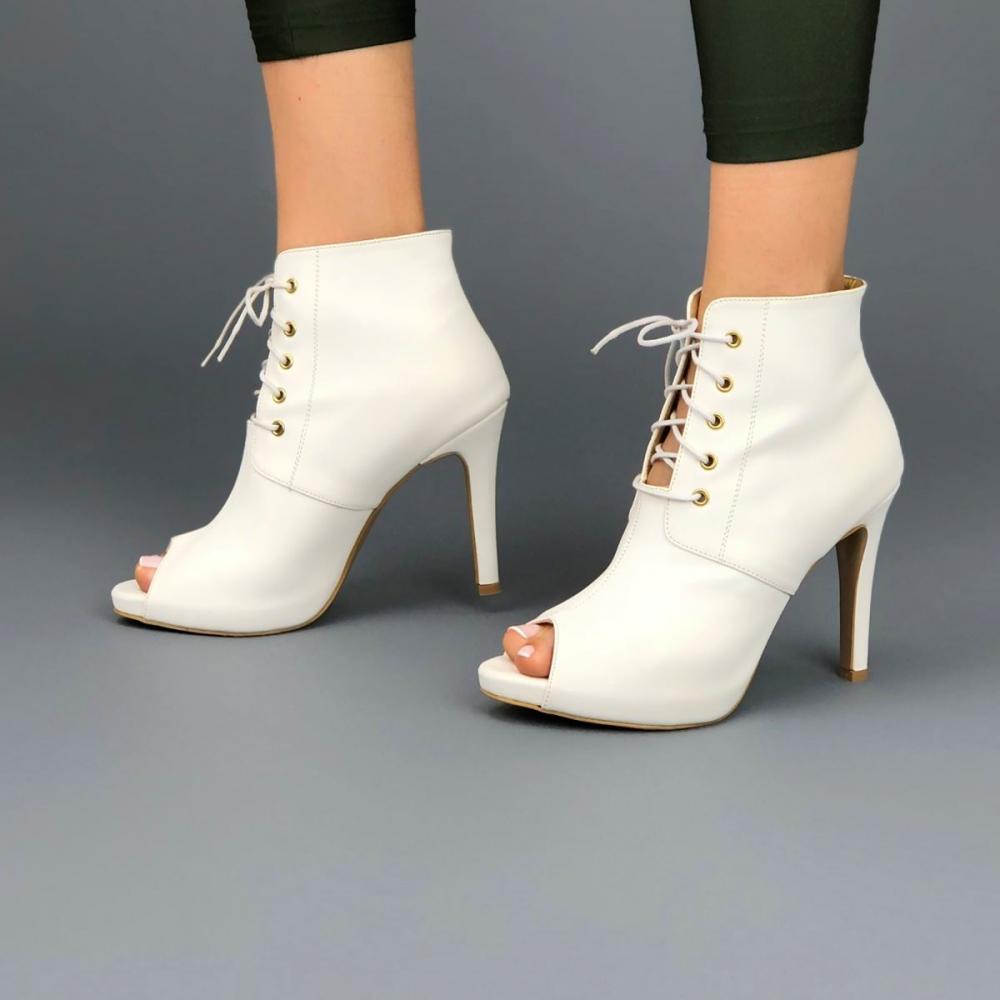 

Женские белые кожаные туфли на каблуке