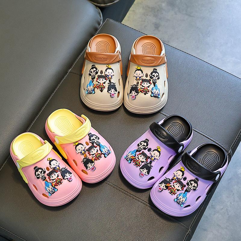 Summer children's Nezha cartoon clogs, closed-toe, soft-soled, breathable sandals for older children, suitable for outdoor beach wear