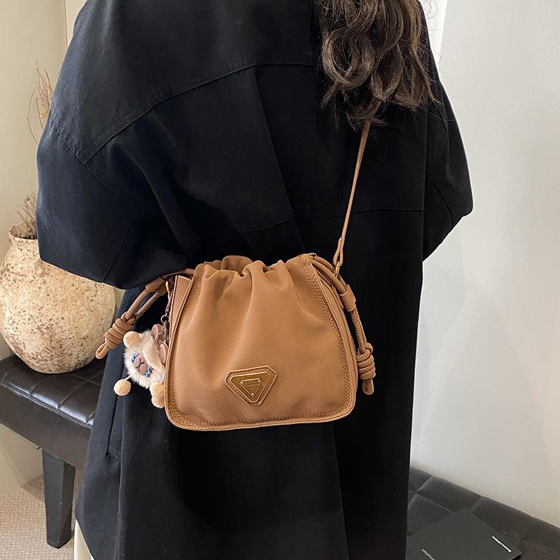 

This year, it is popular to draw straps, shoulder bags, women s bags, pleated chains, crossbody underarm bags, clouds, fashionable and simple 20*8*18