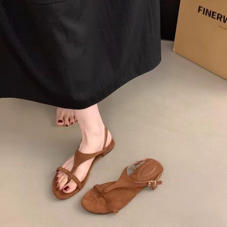 2025 Korean version of summer new fashion versatile toe niche flat sandals women wear beach retro Roman shoes