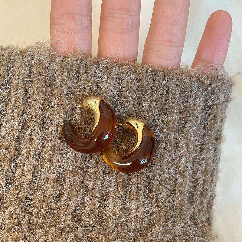 Maillard Brown Geometric Round Stud Earrings: Fashionable, Retro, and Versatile High-End Jewelry for Women.