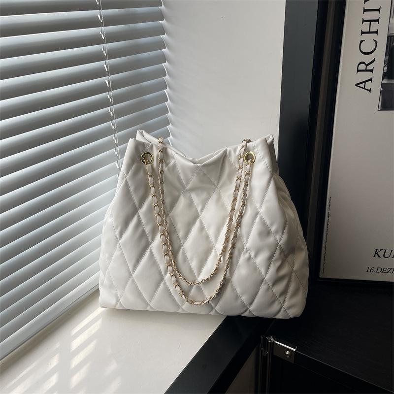 This Year, the Popular Diamond Embroidered Thread Chain Bag Women's 2025 New High-end Texture Versatile Fashion Shoulder Messenger Bag