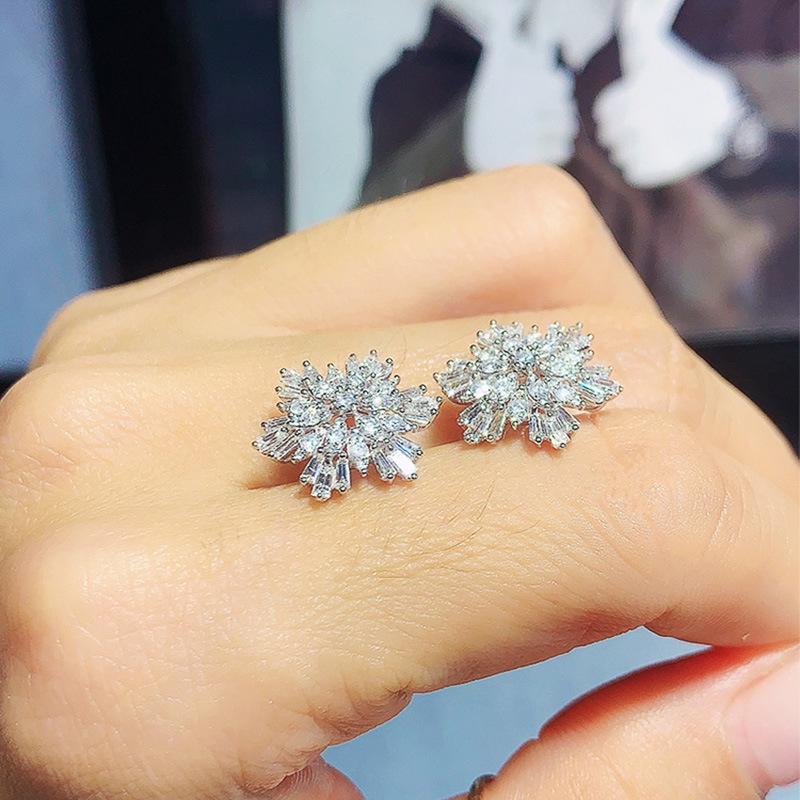 Xiaohongshu Snowflake Zircon Stud Earrings - Japanese & Korean Style, Women's Sweet Christmas Earrings