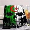 1 Stück Benutzerdefinierter Name Algerien Flaggenmuster Flanelldecke Geeignet für Alle Jahreszeiten für Heimdekoration Wärme und Komfort Geschenke Feiertagsgeschenk -HE20