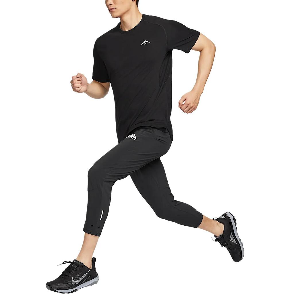 Nike Dri-FIT Trail Solar Chase ADV Logo Corsa Confortevole Versatile Manica Corta Traspirante Maglietta Uomo Top Nero Summit-White HJ3581-010