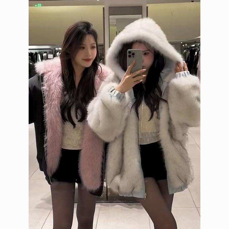 In Winter, Lazy Mountain Carving Wears Rabbit Ears, Hooded, Thickened Pink Fluffy Jacket On Both Sides, and Women's Warm Cotton Clothes.