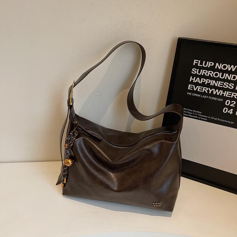 

Large-capacity handbag bag women s 2025 autumn new trendy high-value leisure commuting foreign-style shoulder messenger bag темно-коричневого кольору