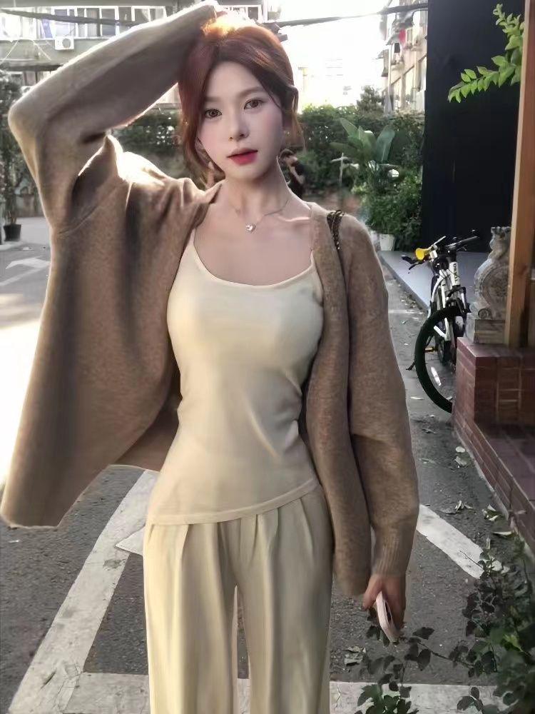 

Корейский стиль 2025 года, комплект из трех предметов: Вязаный кардиган, майка, стройнящие широкие брюки S