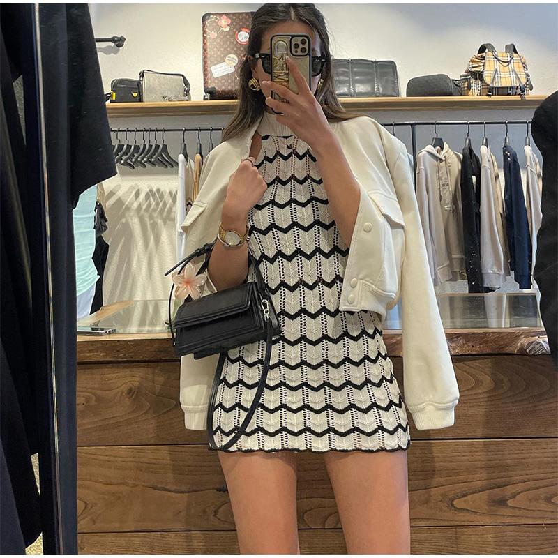 Трикотажное полосатое летнее женское короткое платье без рукавов с вырезом на шее — фото 3