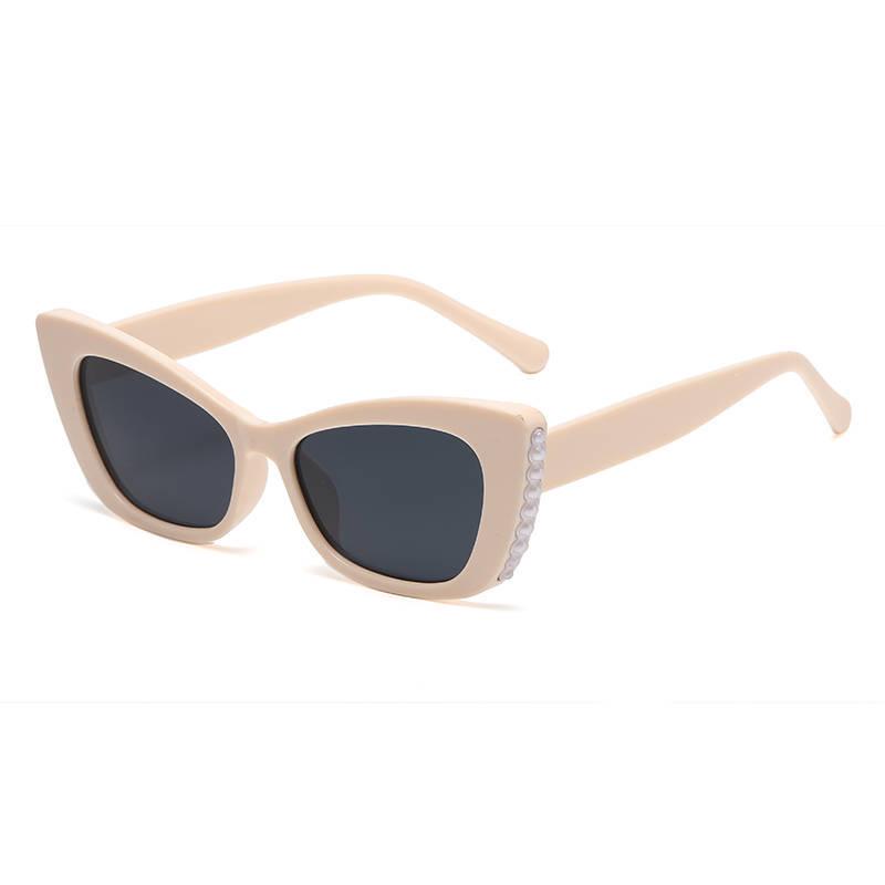 Retro Cat-Eye Pearl-Edged Sunglasses: Trendy Fashion Statement for Women