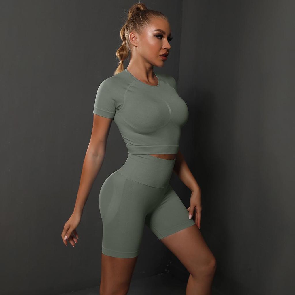 Seamless High-Elastic Yoga Two-Piece Set: Solid Color Peach Butt Short Sleeve and Shorts