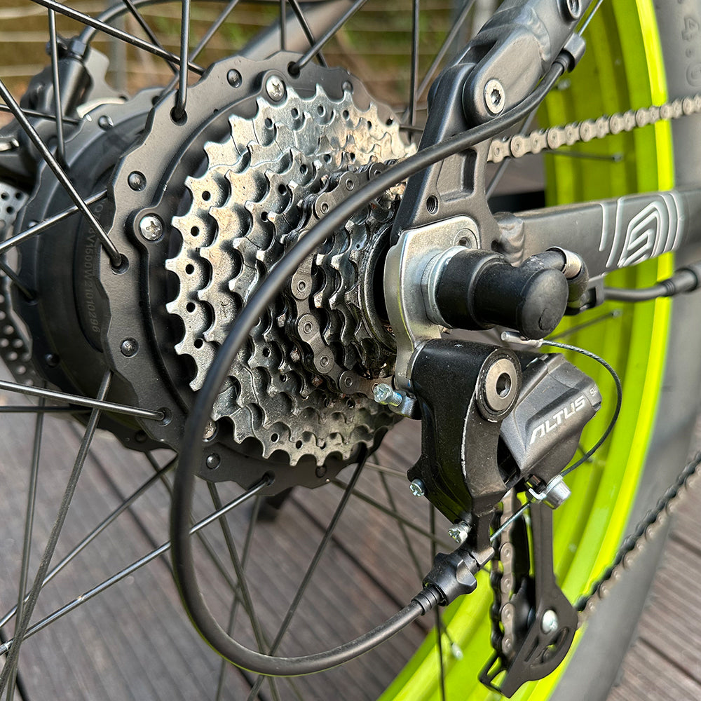 Bezior X1500 Rennrad Elektrofahrrad 1500W, 48V 12.8Ah, 40km/h, Shimano 27-Gang, Hydraulische Scheibenbremsen, 26"×4" Fat Tyre, 5" LCD-Display, IP54